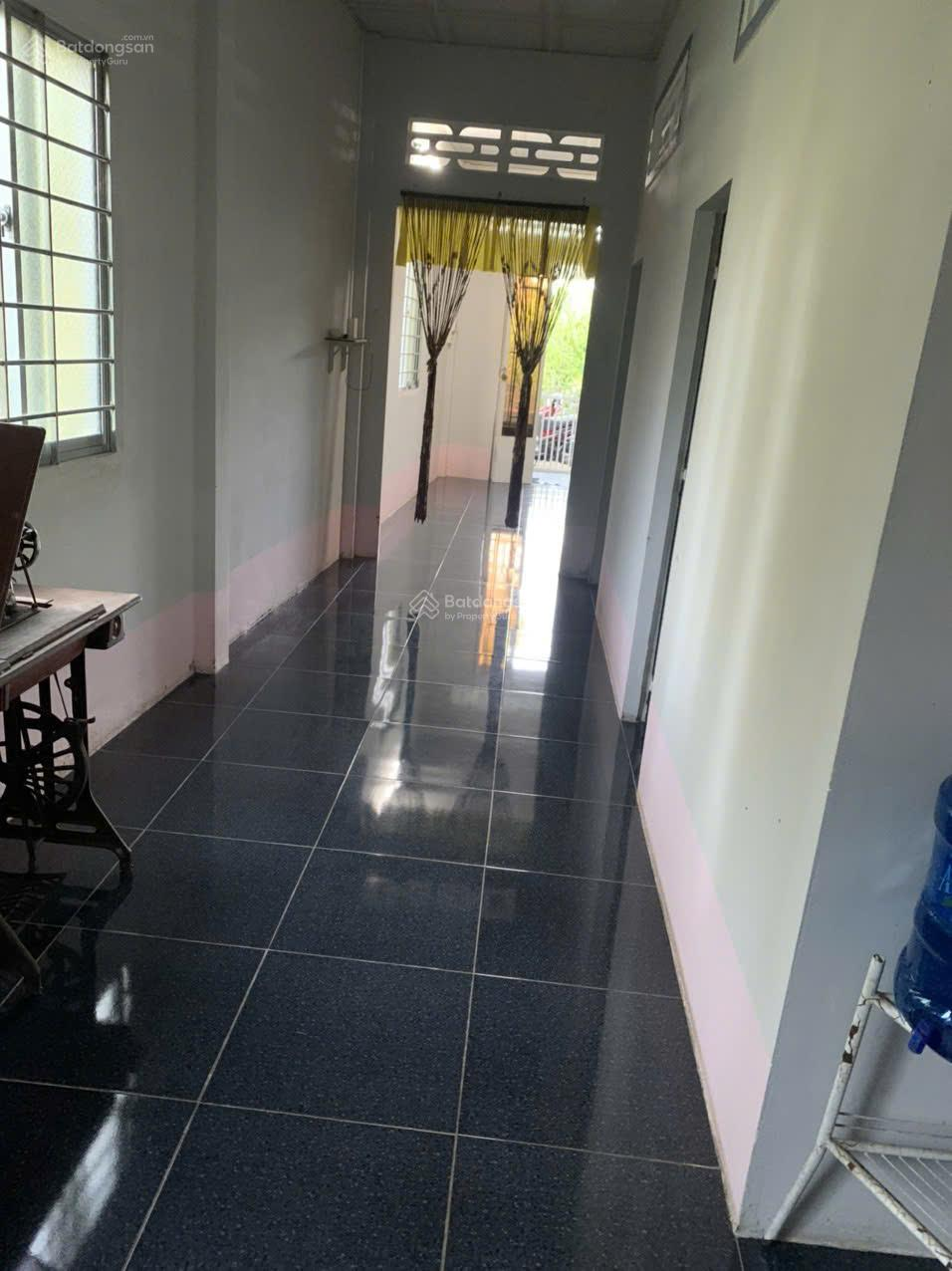 Nhà hẻm ô tô gần Đại lộ Đông Tây, 3 phòng ngủ, 2 WC