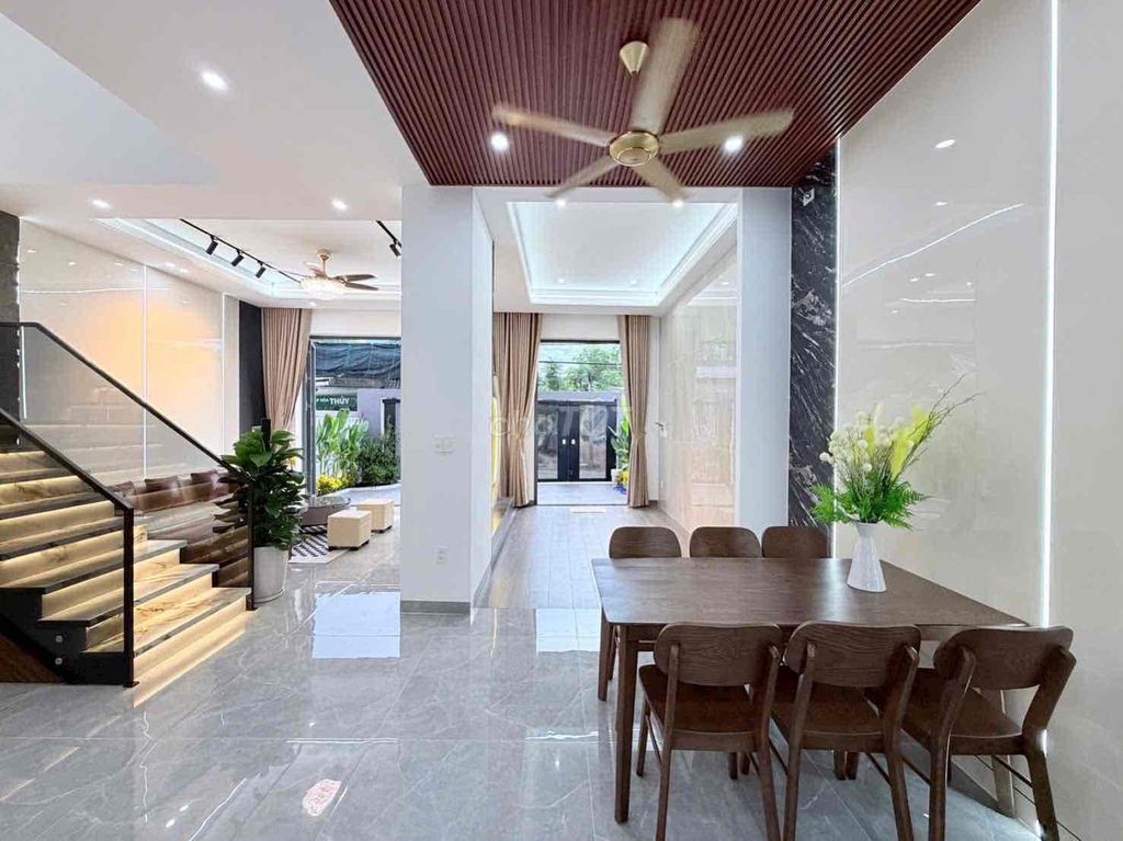 TÔI CHÍNH CHỦ CẦN BÁN GẤP NHÀ ĐẸP VỪA Ở VỪA KINH DOAN HỘ KHẨU HOÀ XUÂN