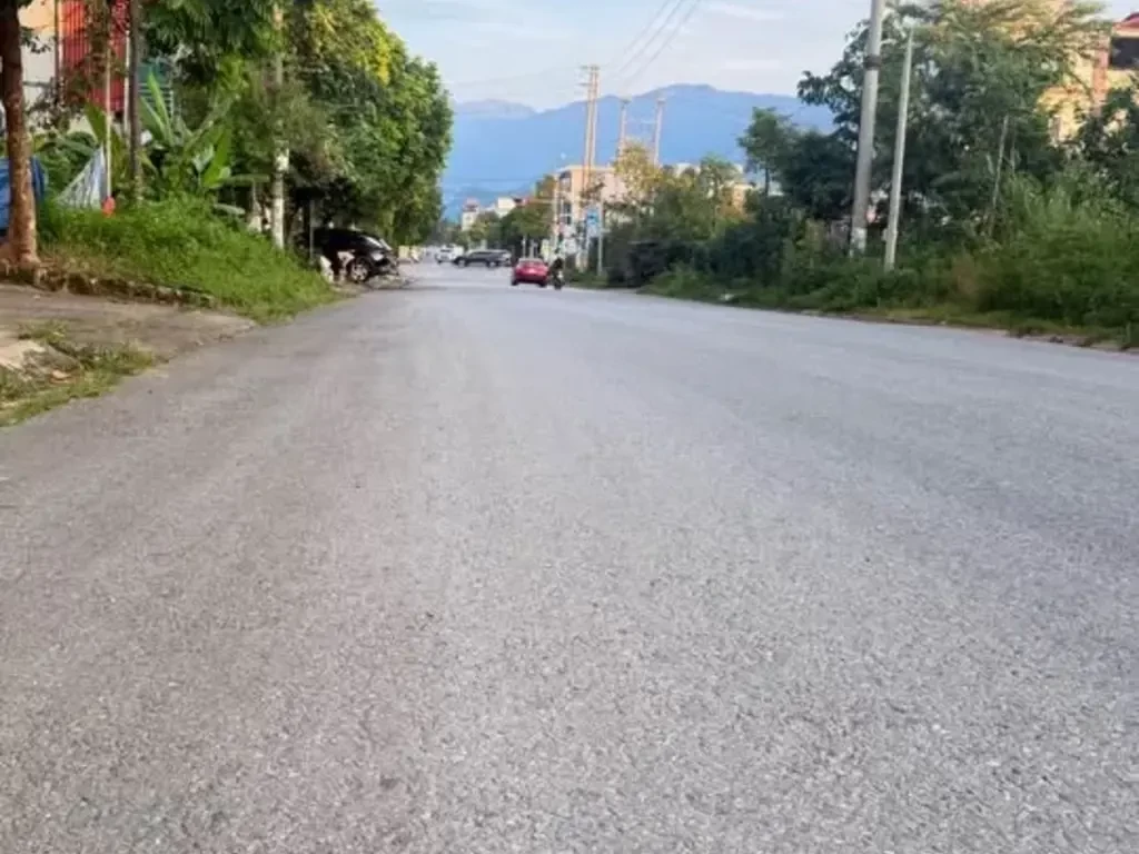 Bán đất kèm nhà 105m2 giá 1,4 tỷ tại đường Trần Đăng Ninh, phường Tân Phong, Lai Châu - Ảnh 1