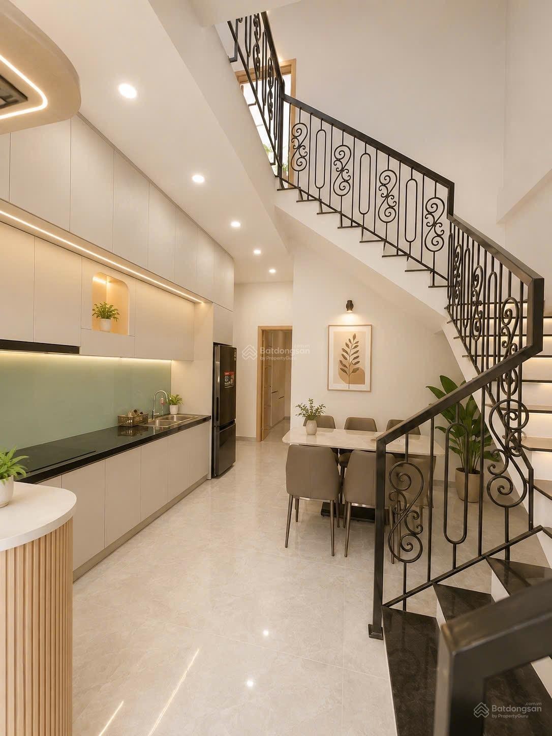 Bán nhà 3 tầng tân cổ điển full nội thất gần Phạm Văn Đồng, TP Huế Giá: 3,85 tỷ