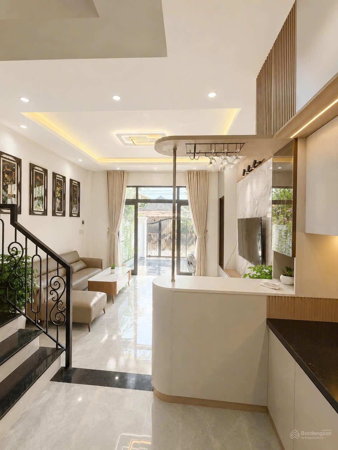 Bán nhà 3 tầng tân cổ điển full nội thất gần Phạm Văn Đồng, TP Huế Giá: 3,85 tỷ