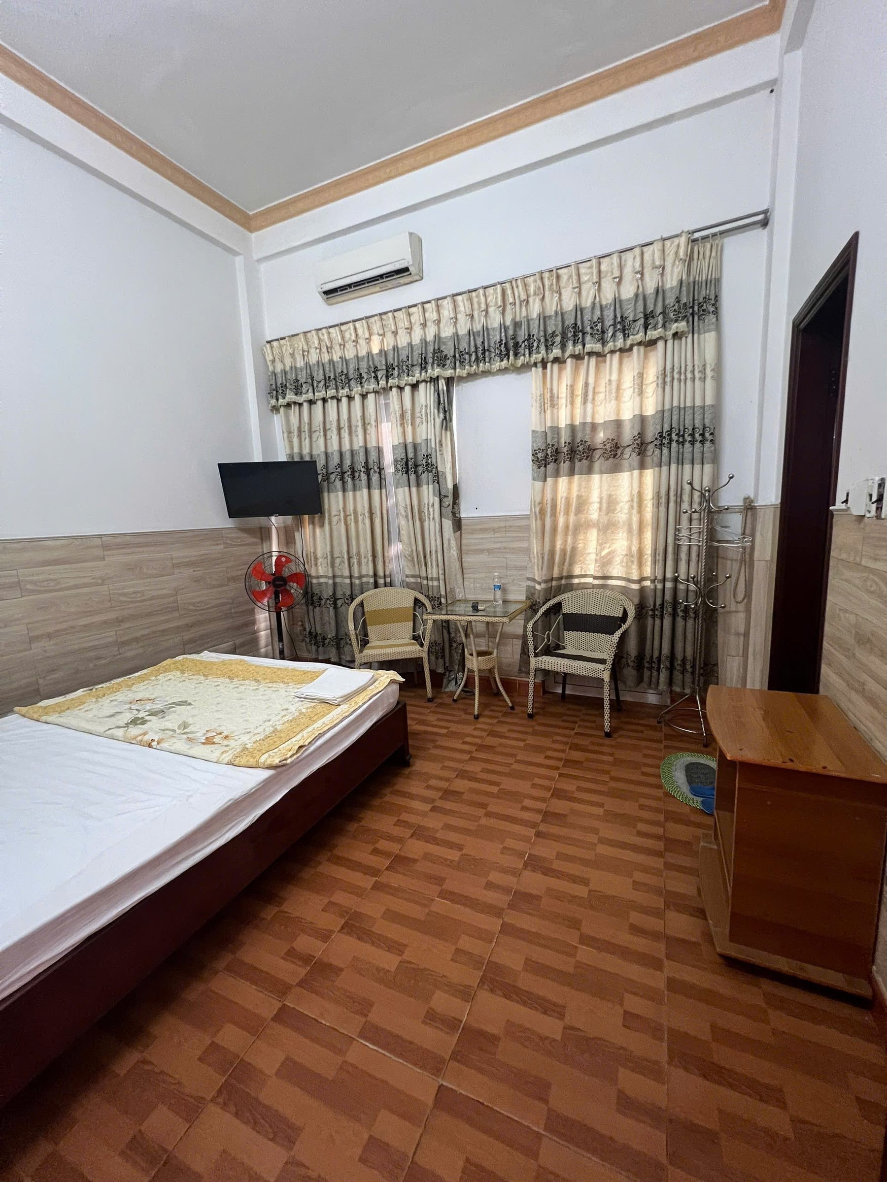 Chính chủ cần bán khách sạn Tây Đô mặt tiền đường Phạm Văn Đồng, pháp lý rõ ràng. Giá 7,9 tỷ (còn TL)