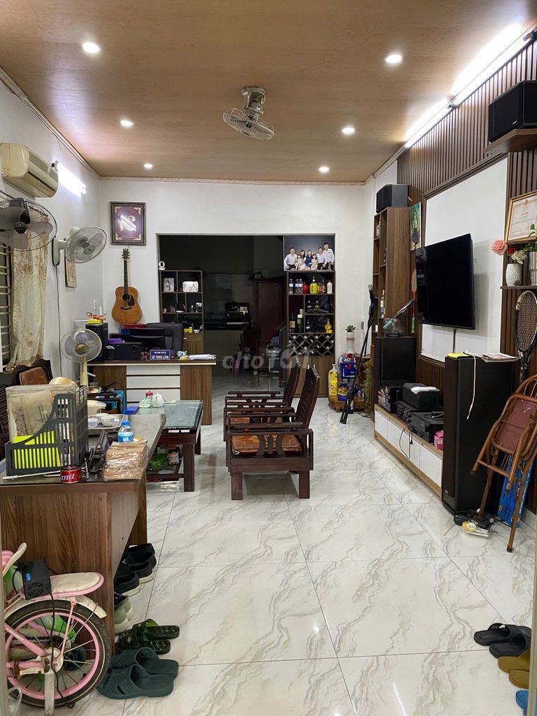 Bán nhà Đình Đông 70m2 - 2.5 tầng - Mặt ngõ oto vào đến cửa,sân cổng