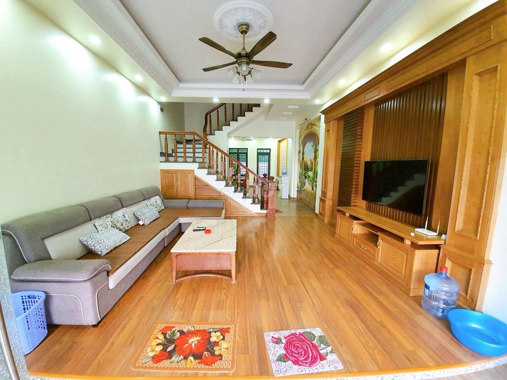Cho thuê nhà phố Văn Cao, DT: 80m2, 7 ngủ khép kín. - Ảnh 1