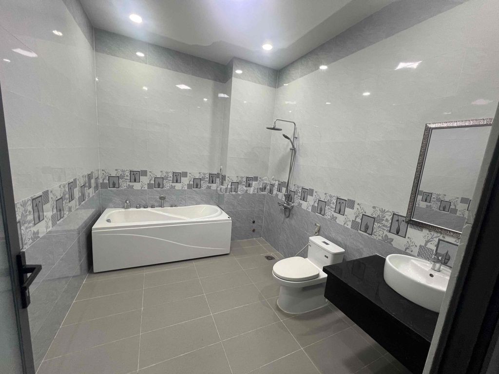Nhà 4 Tầng trục chính đường D1 Lộ giới 30m đầu đường Kế bên QL1A