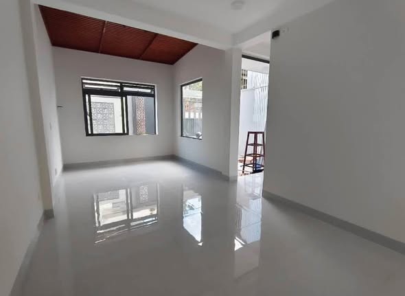 Chủ cần bán nhanh nhà mới 2 tầng hẻm 05 Lê Lợi, sát khách sạn trung tâm.