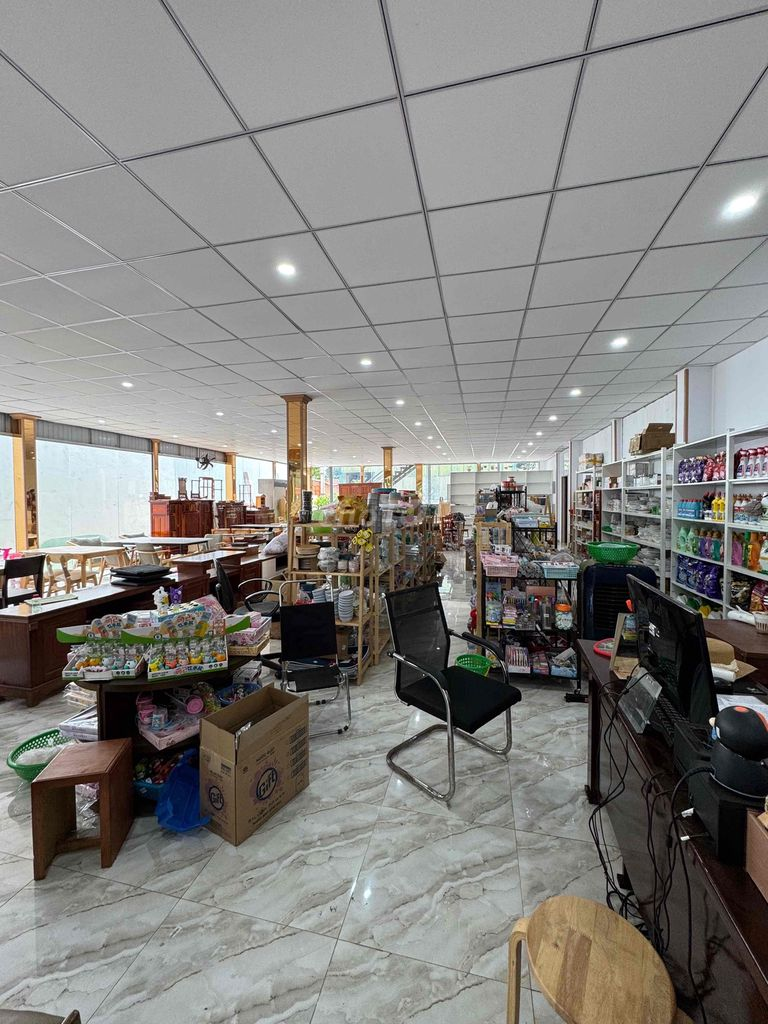 bán showroom mặt tiền kinh doanh