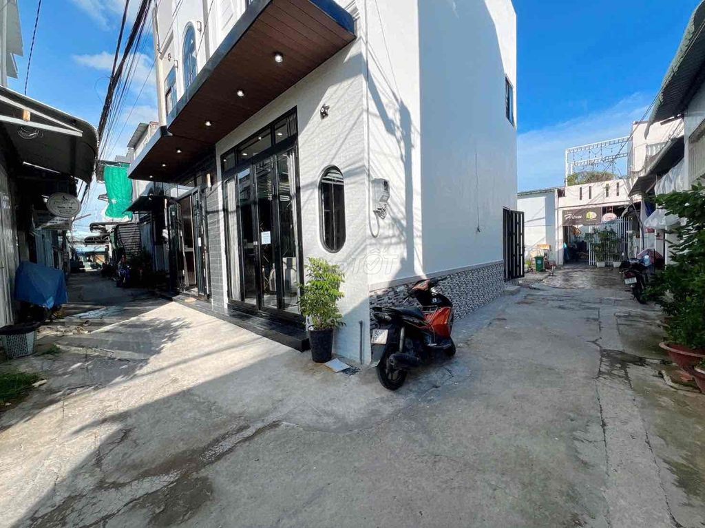 Nhà lầu xây mới Góc 2 mặt tiền - Gần Chợ Hưng Lợi và Đại học Cần Thơ