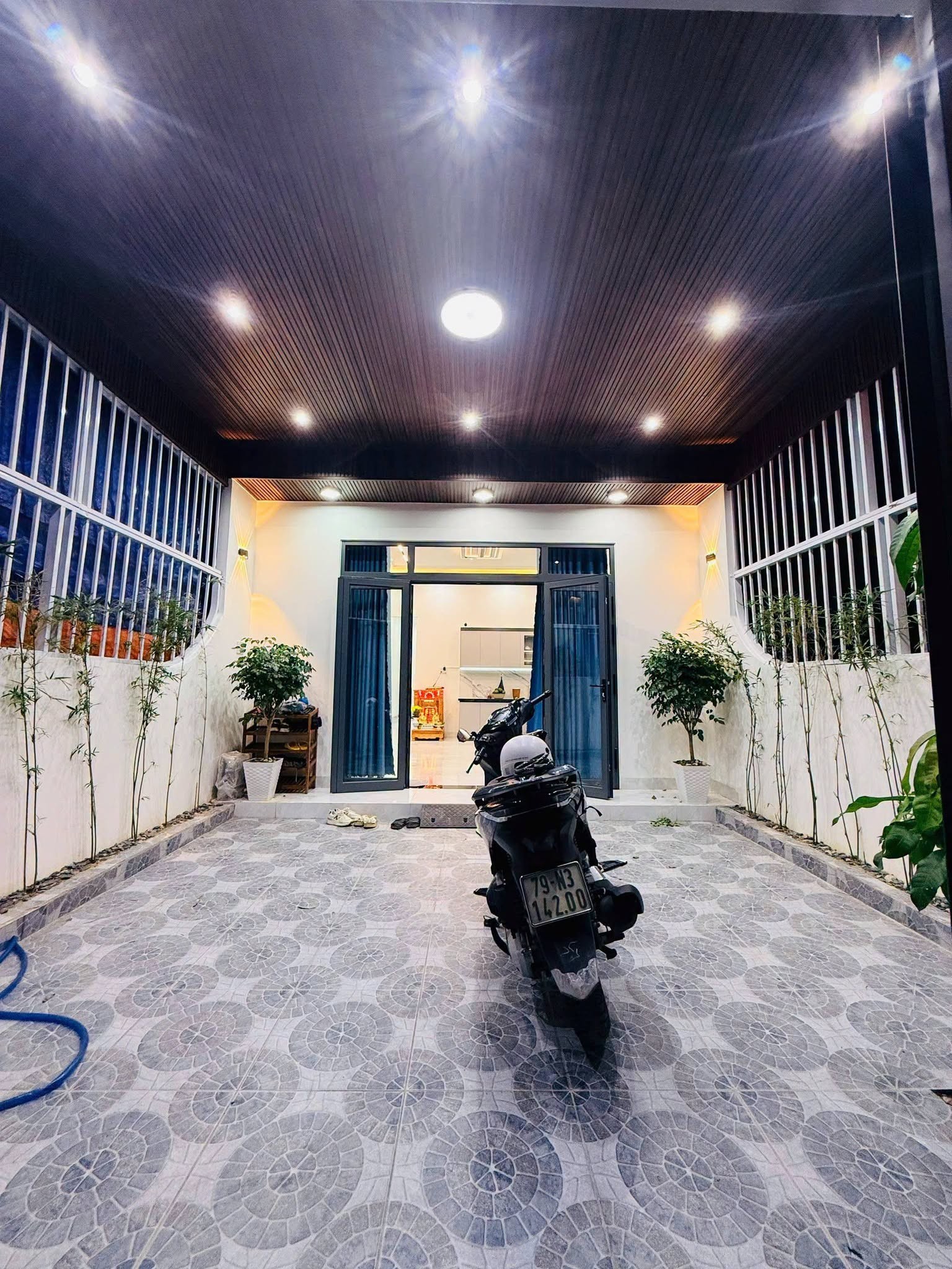 Bán nhà mặt tiền KD - dt 100m2(5x20m)-2PN mới đẹp - oto vào nhà- Bắc Nha Trang- chỉ 1ty590tr