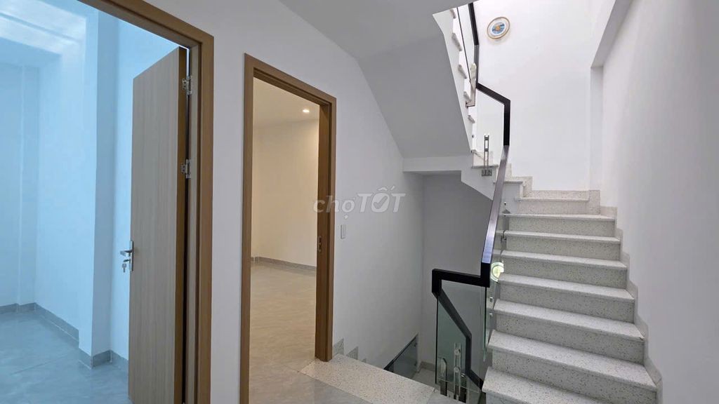 Nhà 3 tầng Mới Lô Góc Mặt Đường Thông Giá 2,48 tỷ.