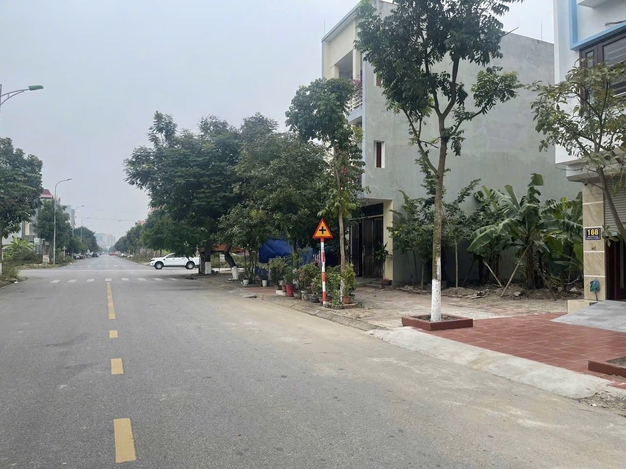 Bán đất khả lễ 1 mặt đường nguyễn quyền. Diện tích 102.6m mặt tiền 4.5m hướng đông nam. Kinh doanh tốt. Cạnh ngã 4 lê thánh tông. Phường võ cường tỉnh bắc ninh