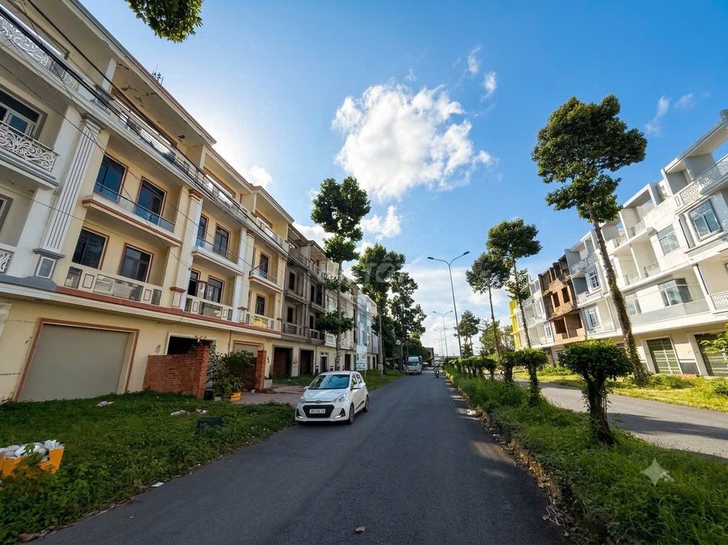 NHÀ 4 TẦNG, ĐẤT 105M2, LỘ 30M, KHU DC HOÀNG QUÂN BÌNH MINH, VĨNH LON