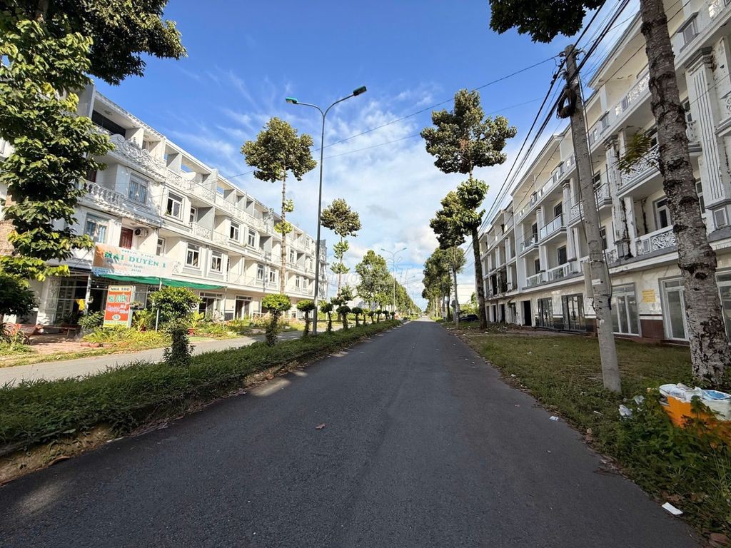 NHÀ 4 TẦNG, ĐẤT 105M2, LỘ 30M, KHU DC HOÀNG QUÂN BÌNH MINH, VĨNH LON