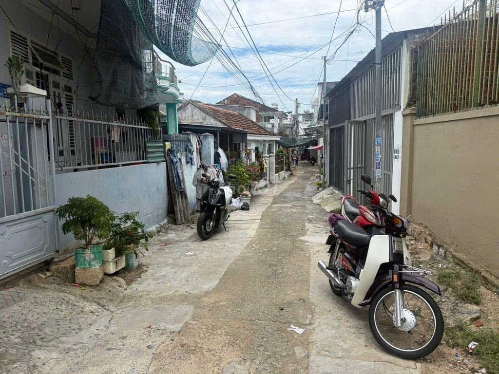 Bán nhà riêng đường Lý Ông Trọng, giáp biển Hòn Chồng Nha Trang