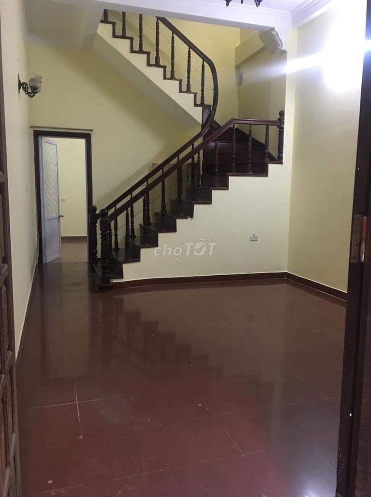 Cho Thuê Nhà trong làng Ngọc Hà cạnh hồ Hữu Tiệp B52 rơi