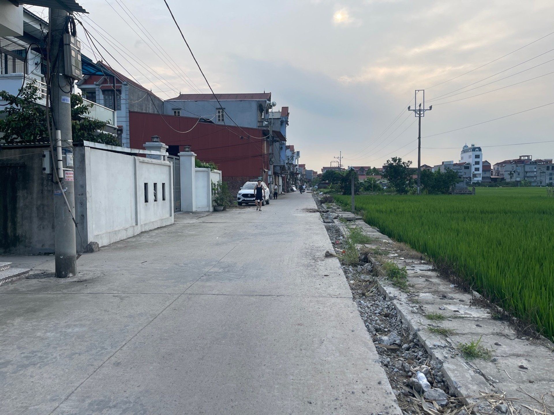 TIÊN TRÀ THỊ TRẤN CHỜ ,NHỈNH 2TỶ TẶNG NHÀ CẤP 4 , Ô TÔ VF5 ĐỖ CỬA ĐƯỜNG THÔNG THOÁNG