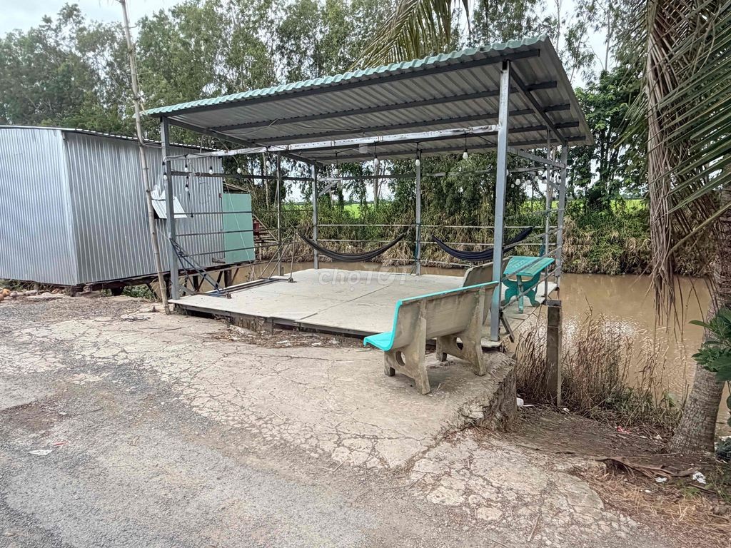 cần bán 2 căn nhà mặt tiền kênh cả Bắcvà 9 công vườn mít