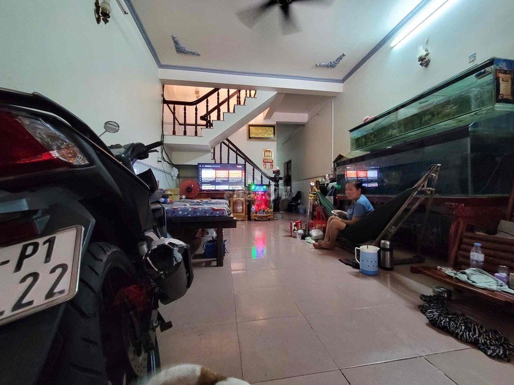Bán nhà mặt tiền lớn kế chợ