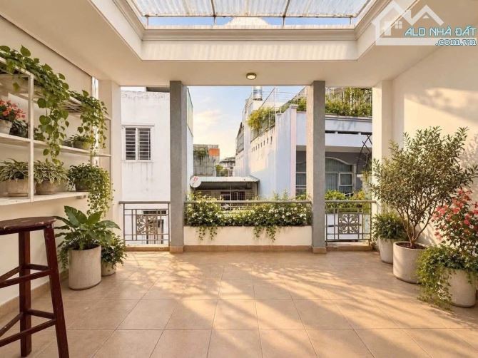 NHÀ PHỐ LUXURY HIỆN ĐẠI NẰM NGAY KHU TRUNG TÂM Q3 - ĐƯỜNG TRẦN QUANG DIỆU CHỈ 5,35TỶ/75M2