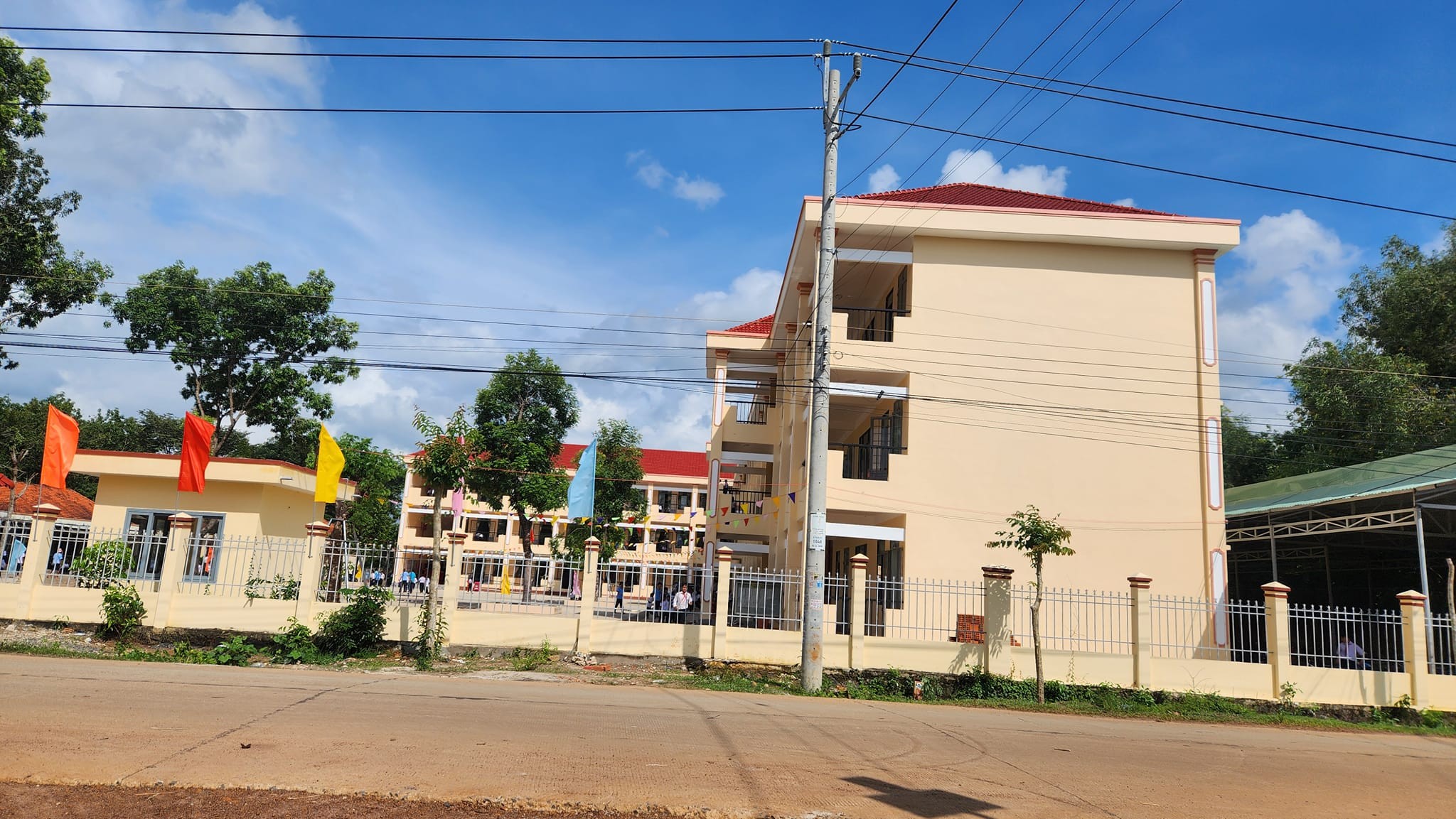 CHÍNH CHỦ KẸT TIỀN BÁN GẤP 300M2 ĐẤT, MT NHỰA NGAY SÁT TR.HỌC CHỢ DÂN ĐÔNG GIÁ 650TR