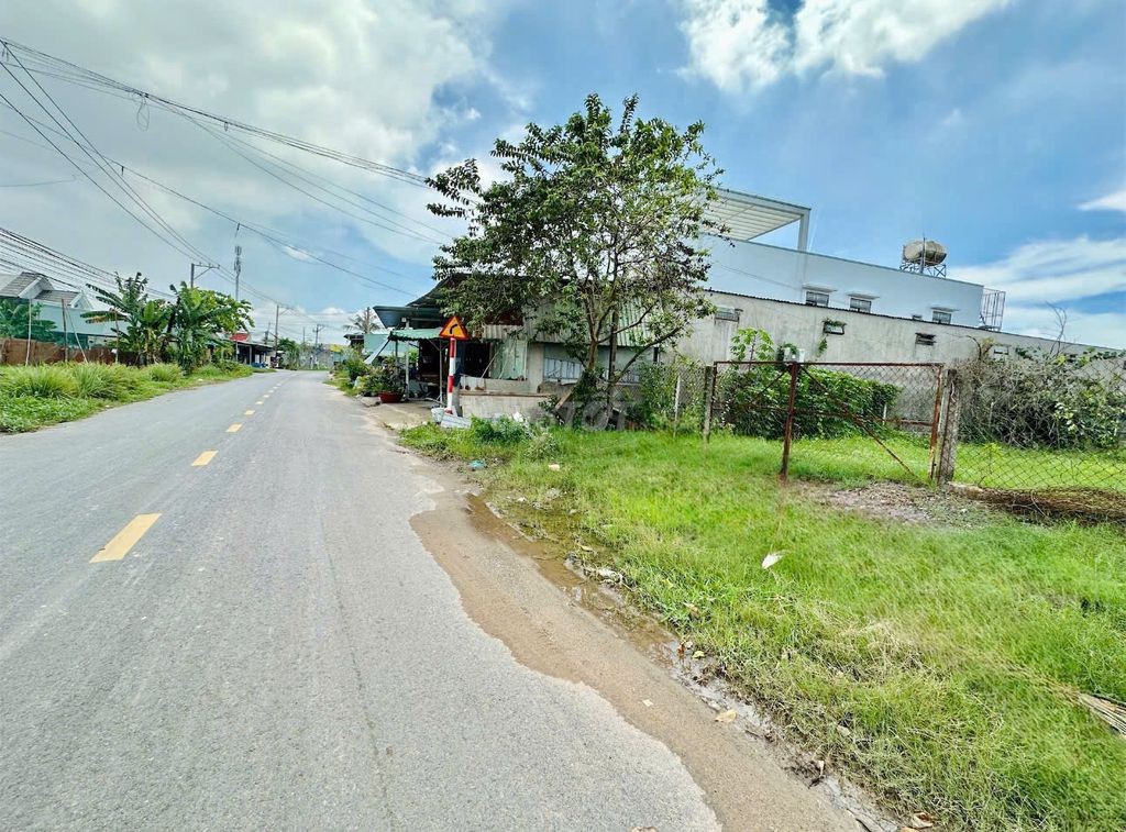 CHÍNH CHỦ KẸT TIỀN BÁN GẤP 300M2 ĐẤT, MT NHỰA NGAY SÁT TR.HỌC CHỢ DÂN ĐÔNG GIÁ 650TR