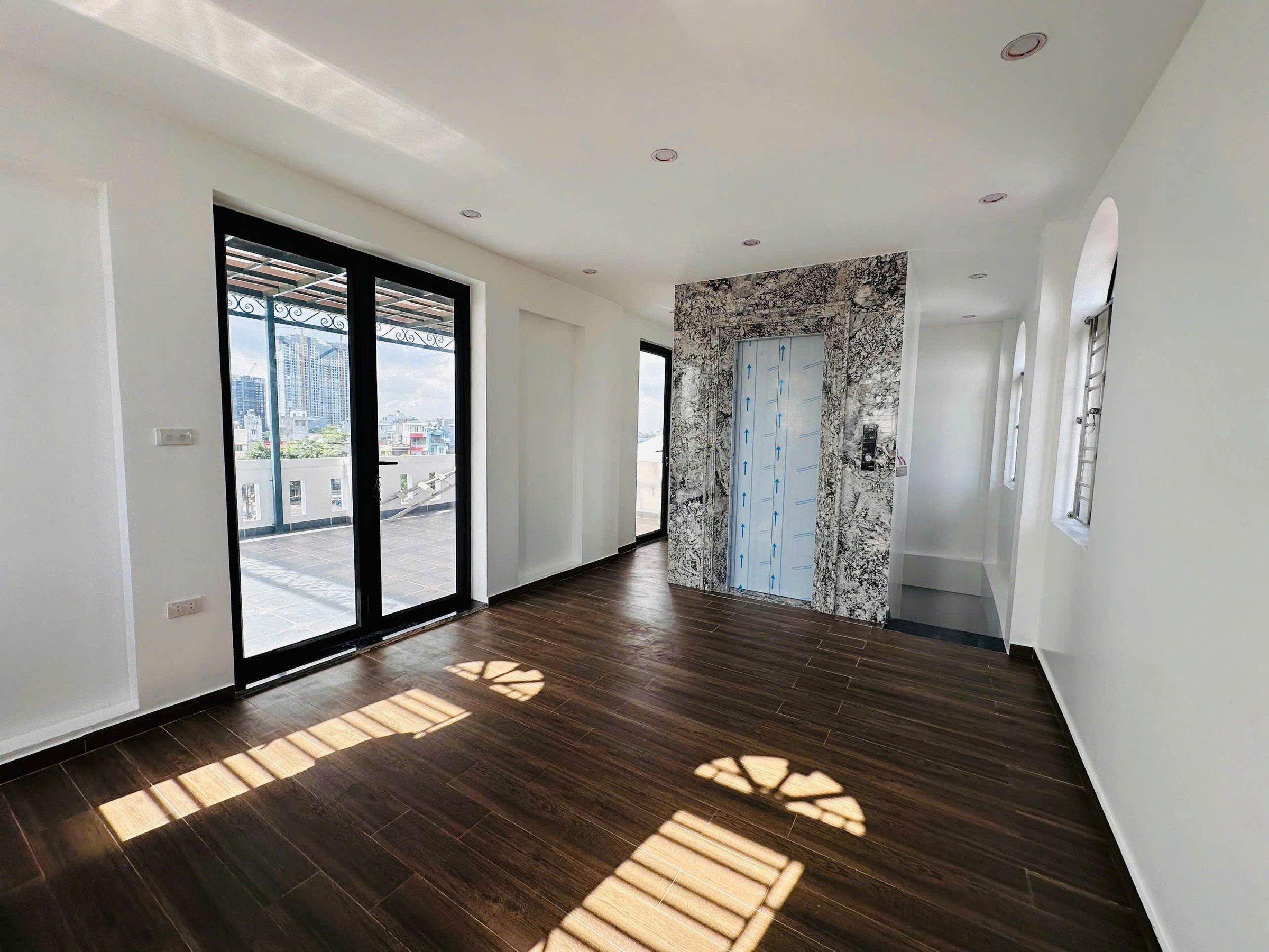🔥 NHÀ 5 TẦNG THANG MÁY – VỪA Ở VỪA KINH DOANH – GARA Ô TÔ – GẦN VINHOMES HỒNG BÀNG