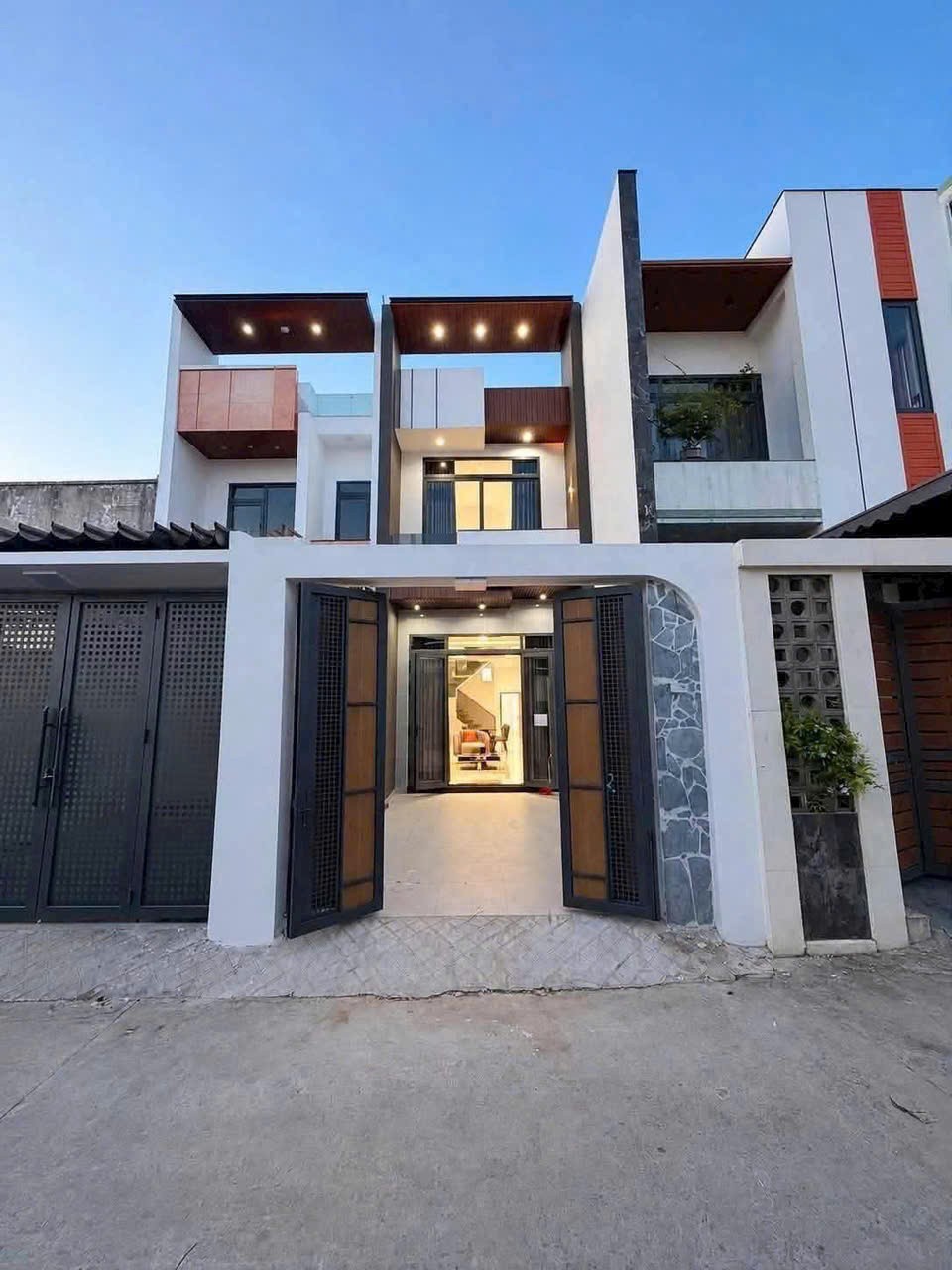 Bán nhà sổ riêng thổ cư hoàn công 1 lầu 1 trệt phường Tân Hiệp - Ảnh 1