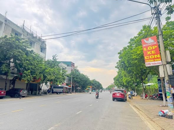 🏠 Gồm 2 căn: * 01 căn nhà 3 tầng * 01 căn nhà cấp 4 có gác lửng