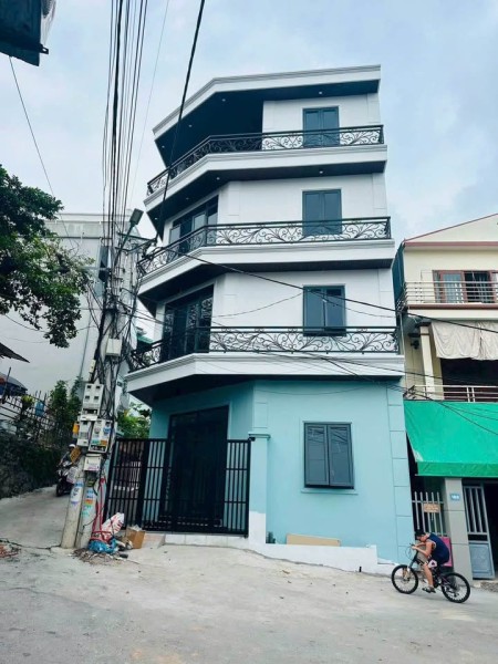 Nhà 4 tầng cột 5 đối diện siêu thị bigc go TP Quảng Ninh.