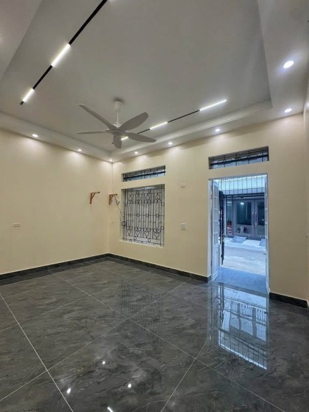 Nhà mái bằng phường nam ngạn cũ . Oto đậu cửa