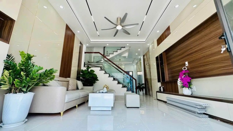 Trung Tâm cột 2 nhà 4 tầng 60m, có sân đỗ ô tô